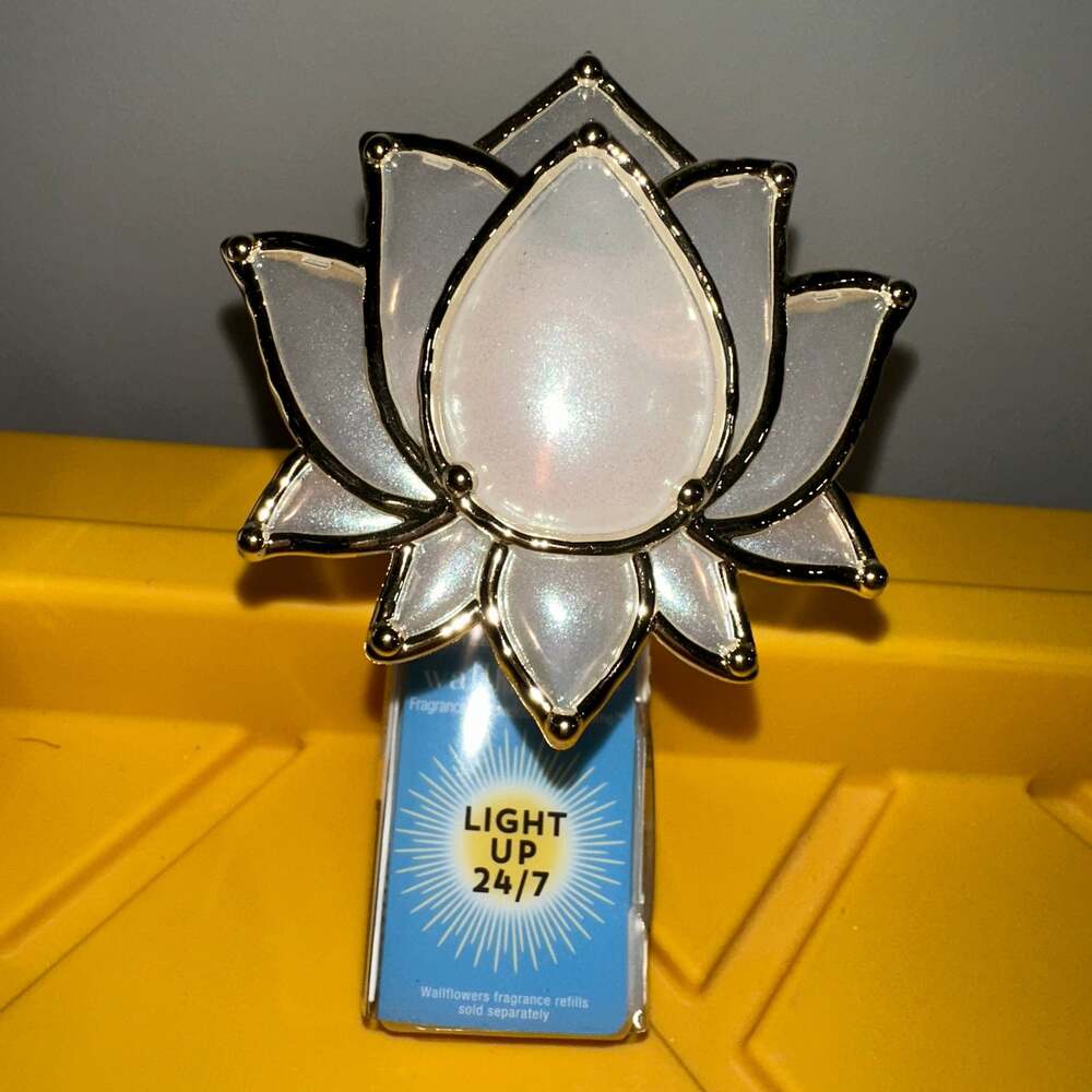 Bath & Body Works Pearl Lotus Wallflower nightlight